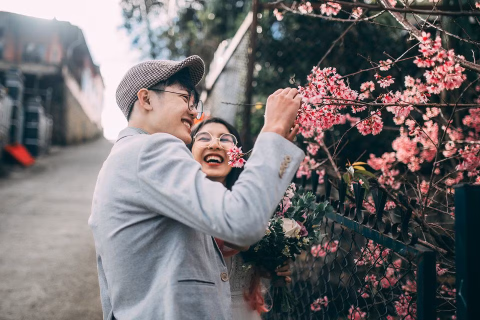 Ngày mới quen Lực vẫn gọi ‘chị' xưng là ‘em' và anh chàng đã có một cú thay đổi cách xưng hô khiến cô nàng đến giờ vẫn ấm ức.