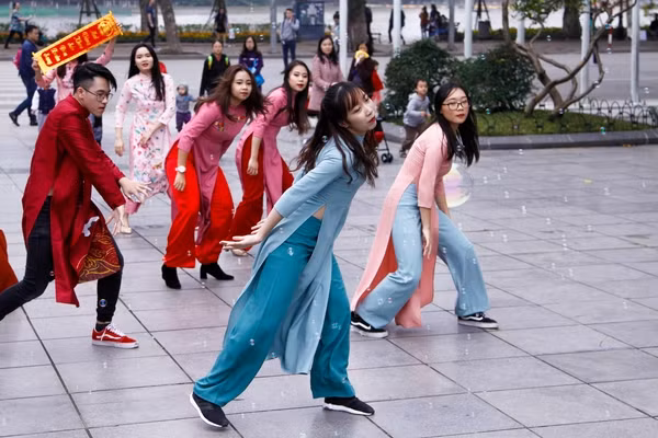 “Nếu như với những người đứng tuổi, người trưởng thành, áo dài mang giá trị truyền thống, cổ điển thì với thanh thiếu niên trang phục này lại biến hóa đầy tươi trẻ. Tà áo dài luôn ở bên mỗi người, mọi thế hệ.”, đại diện BTC cho biết về thông điệp của dự án.