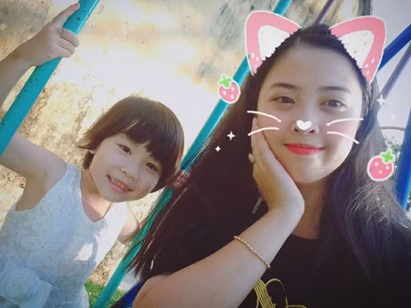 Dù chênh nhau có 13 tuổi nhưng em ốm đi viện người ta toàn nói Thảo vào chăm con. Thế nhưng cô nàng không bao giờ thấy buồn vì điều đó, ngược lại còn luôn chăm bẵm em ra dáng một người chị 'siêu đảm'.