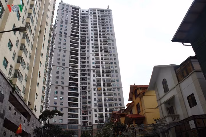 341 khách hàng mua căn hộ chung cư NO-10 khu đô thị mới Dịch Vọng đang được xem xét giải quyết để hoàn tất việc cấp Giấy chứng nhận quyền sở hữu nhà ở sau nhiều năm mua nhà.