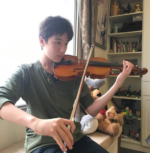 Hãy cùng xem thêm một số hình ảnh khác của 'soái ca' 13 tuổi này nhé: