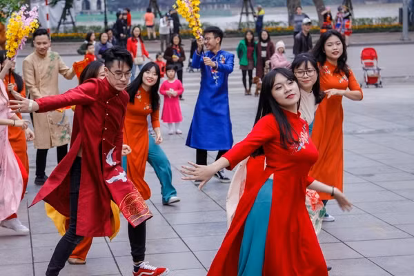 Có thể dễ dàng nhận thấy rất nhiều mẫu áo dài cách tân được BTC sử dụng với những màu sắc bắt mắt