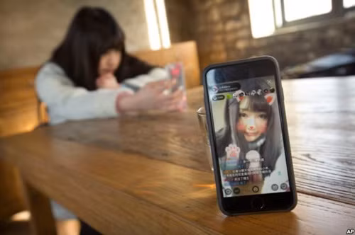 Cô bé Xiao Ya đắm mình trong các livestream của thần tượng. (Ảnh minh họa)