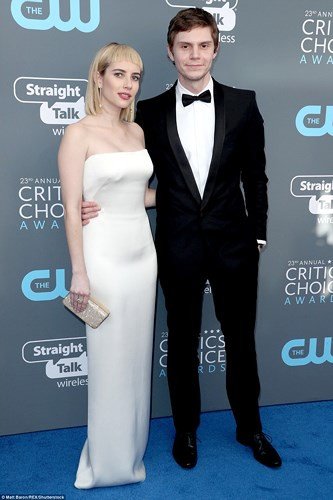 Nữ diễn viên Emma Roberts và bạn trai Evan Peters.