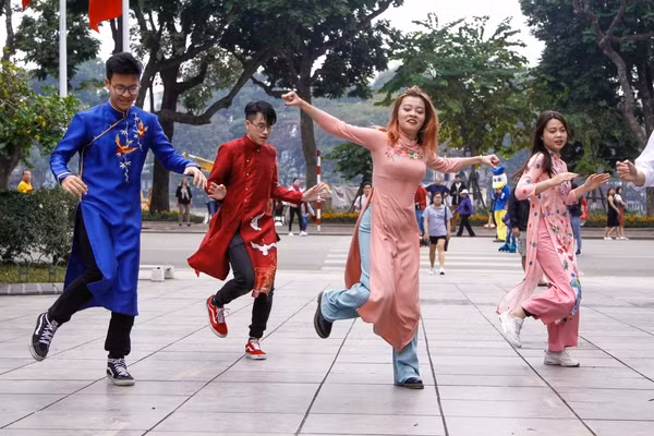 Hơn 30 bạn sinh viên đến từ CLB Dance của ĐH Ngoại Thương (Hà Nội) đã cũng nhau tạo không khí sôi động với những điệu nhảy đón xuân trong thời tiết se lạnh của Hà Nội.