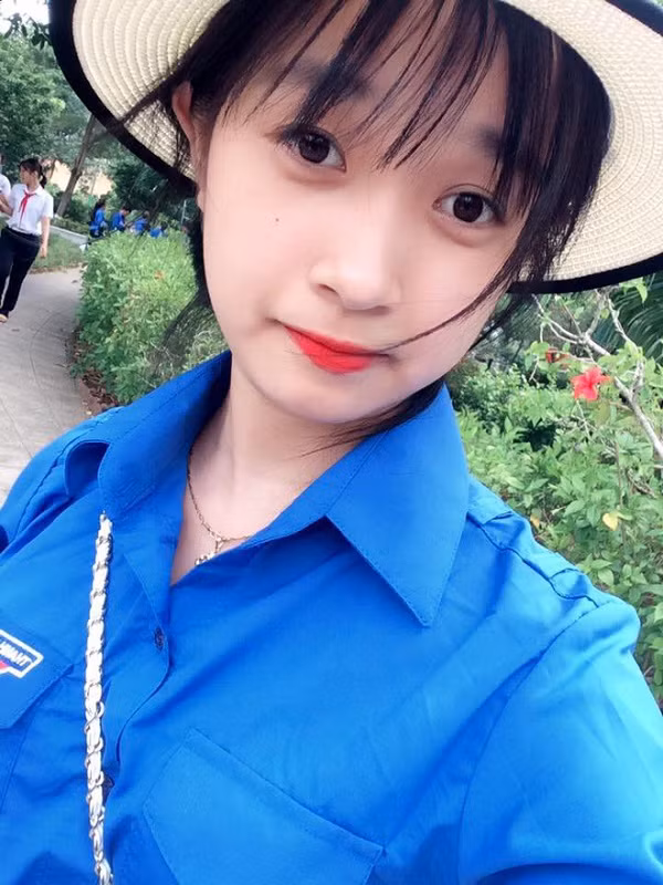 Về việc bất ngờ nổi tiếng trên MXH, Hồng Thắm cho biết bản thân cô khá ngượng ngùng, áp lực và buồn khi đọc một số bình luận khiếm nhã bên dưới những bức ảnh của cô.