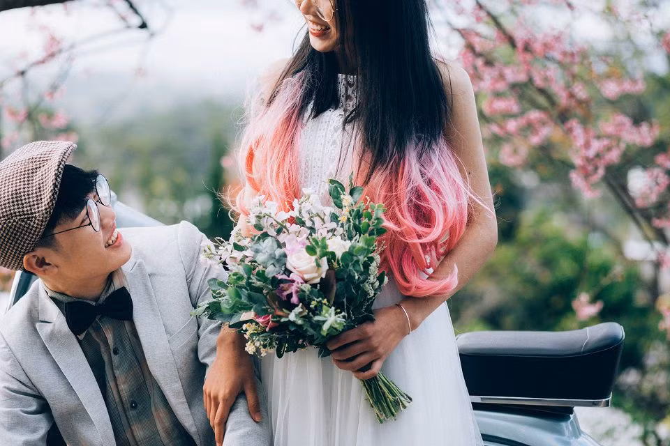 ‘Mình nhớ nhất có lần Thảo hát tặng mình trong quán cafe cùng sự hỗ trợ của mọi người, khung cảnh lúc đó rất lãng mạn và ấn tượng đặc biệt đối với mình' - Lực vui vẻ nói.