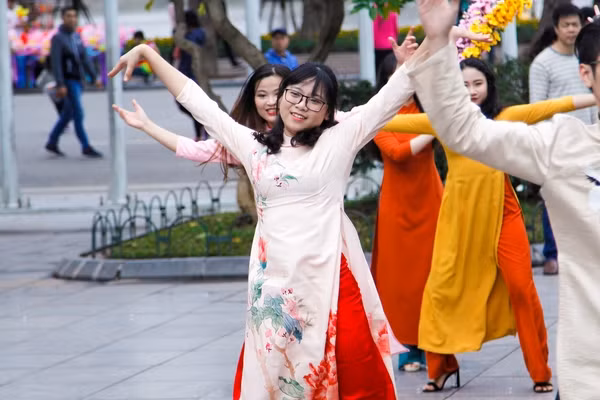 Hơn 20 màn vũ đạo với các bài nhạc khác nhau đã làm “náo loạn” phố đi bộ Hồ Gươm.