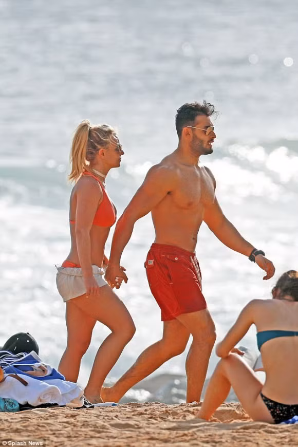 Britney Spears nắm tay "phi công trẻ" Sam Asghari không rời khi đi dạo trên bãi biển ở Hawaii. Britney và Sam Asghari quen biết nhau khi hợp tác chung trong MV "Slumber Party" vào năm 2016. Tính đến nay 2 người đã hẹn hò được hơn 1 năm.