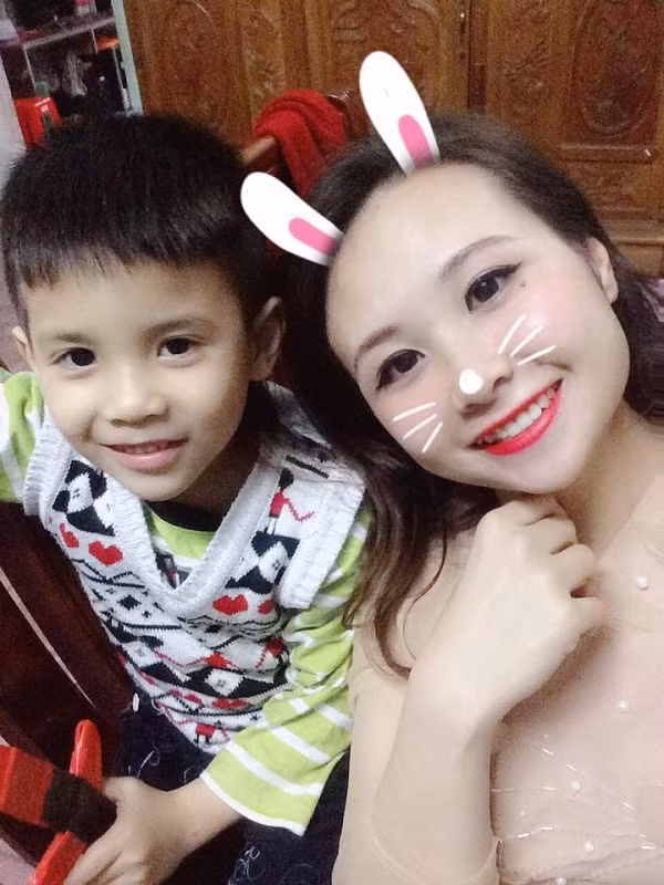 Em của Nguyễn Thu Trang kém cô tới 16 'xuân xanh', ai không biết lại nghĩ cô tảo hôn, thực ra bố mẹ Trang mê em bé quá nên đẻ cố đấy thôi.