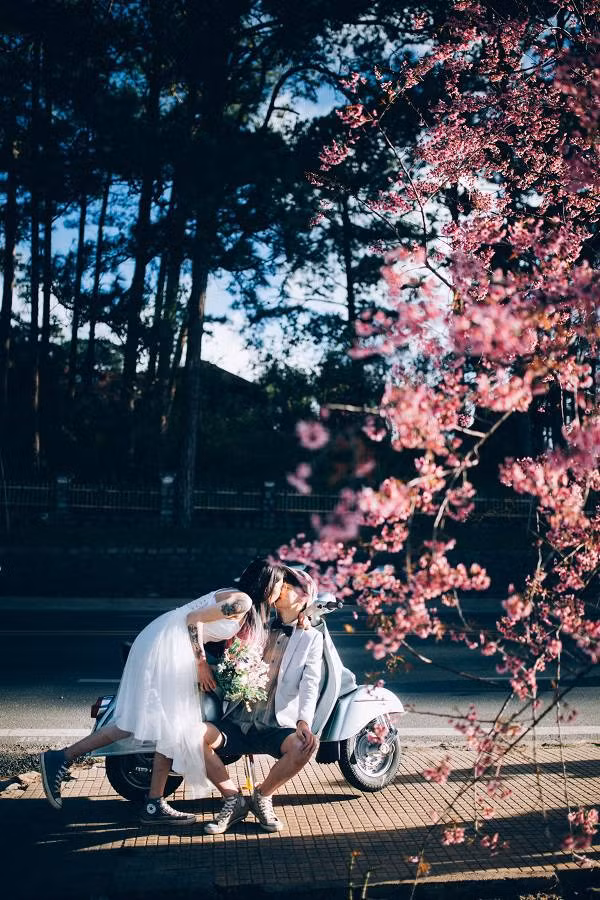 ‘Hôm đó cả hai cá cược chơi game, mình thắng sẽ được làm anh hoặc ngược lại. Vậy là mình đã ăn gian để chiến thắng. Đến khi Thảo phát hiện ra thì cũng bị thua cuộc rồi nên từ đó cả hai đổi xưng hô như đã hứa' - Lực chia sẻ.