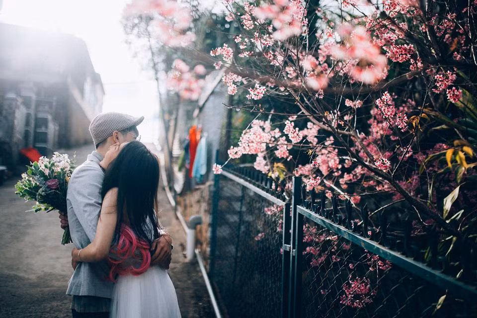 ‘Mình có thói quen chơi game online giải trí sau giờ làm việc, tình cờ hôm đó ngồi cạnh Lực nên rủ nhau chơi chung trận đấu. Từ hôm đó bắt đầu trao đổi facebook và nói chuyện nhiều hơn nhưng chỉ bàn luận về game là chính' - Ngọc Thảo nhớ lại.