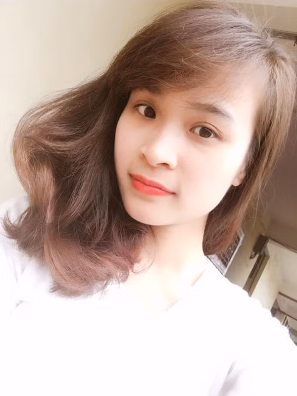 ‘HP' là chữ tiết tắt tên của hai người Hoa - Phượng. Hai chữ cuối ‘TD' có nghĩa là ‘Thoại Di' và ý nghĩa là một bí mật anh không muốn tiết lộ. Cô khá giản dị nhưng lại gây ấn tượng với nụ cười duyên. Thoại Di là người bạn thân thiết với cầu thủ xứ Nghệ.