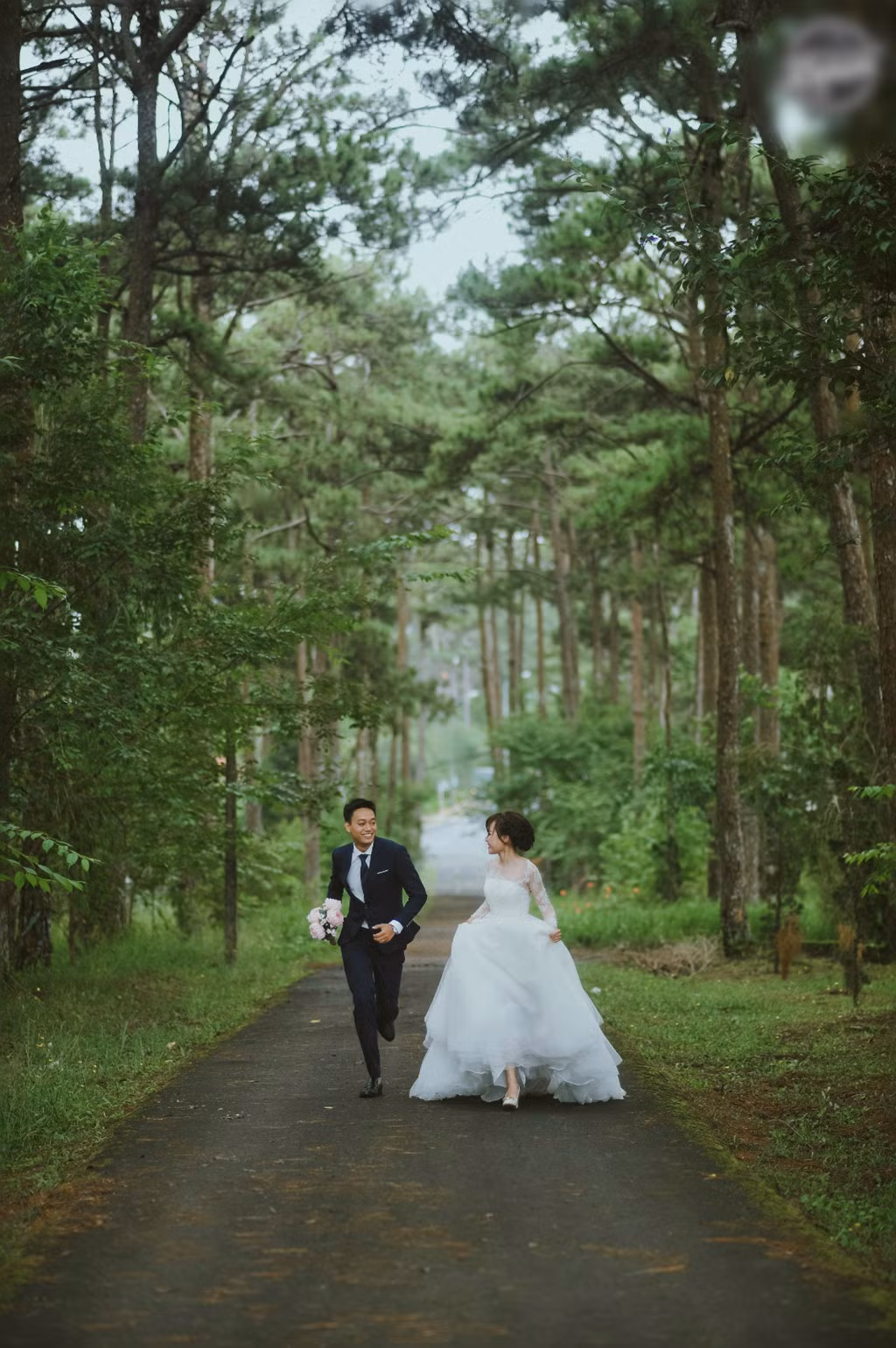 Nhật Anh và vợ nên duyên nhờ hội anh em, bạn bè giới thiệu. Ban đầu, cả hai không thích nhau, nhưng bị gán ghép nhiều quá nên "lửa gần rơm lâu ngày cũng bén".