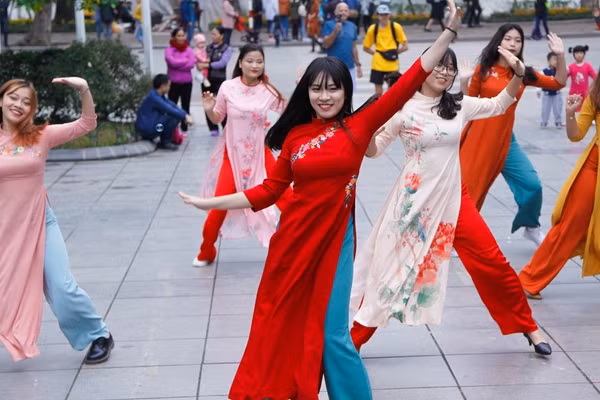 Không khí trở nên vô cùng sôi động bằng âm nhạc và vũ đạo vui nhộn.