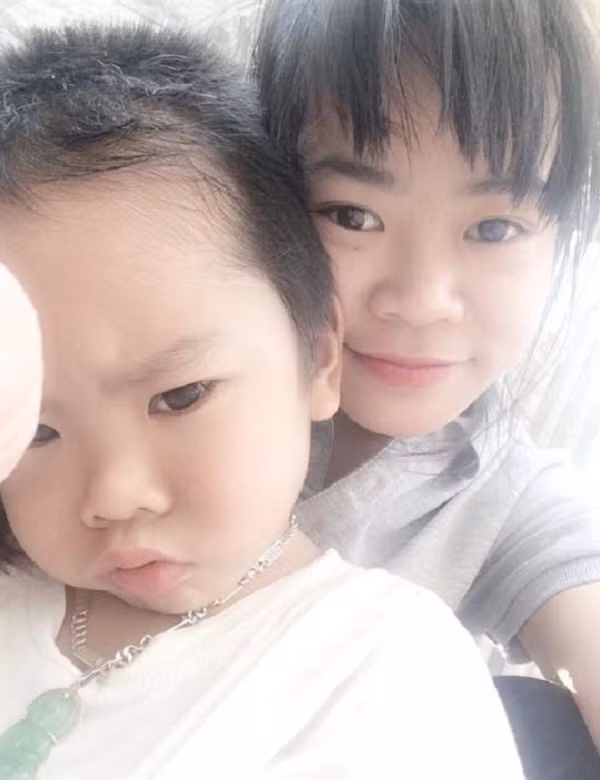 Có em thì thích thật đấy, nhưng có em kém hẳn một giáp, thậm chí là 2 giáp thì cũng khiến các bà chị cảm thấy kỳ kỳ. Mỗi lần bế em ra đường chơi là y như rằng bị hỏi là 'bế con à?', 'lấy chồng lâu chưa mà đã có con?' Ấy vậy mà các cô bạn ấy lại chẳng lấy làm buồn vì điều đó, trái lại, còn thấy cực kì vui vẻ và tự hào vì được chăm sóc, chiều chuộng, làm chị cả của một đứa 'nhóc tì' siêu đáng yêu, ngộ nghĩnh. Ảnh: Thu Mai và em trai cách nhau đúng 17 tuổi cho nên bị nhầm là mẹ con cũng không phải điều quá khó hiểu.