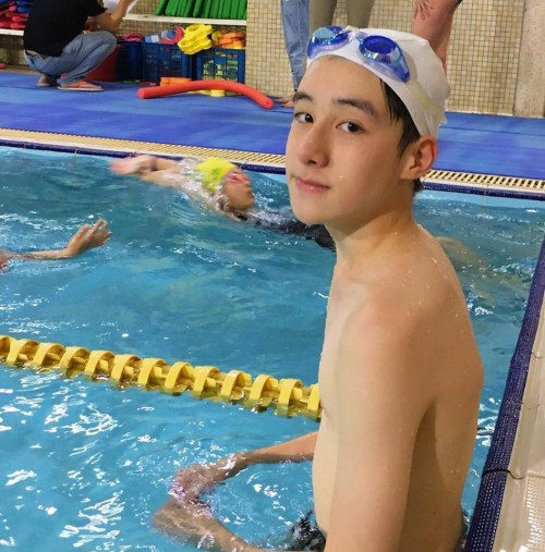 Và khi thấy ảnh của ba mẹ cậu, ai cũng phải thừa nhận, với 'gen trội' như thế này, thảo nào Peter đẹp trai đến vậy. Khi đứng cạnh Peter, trông người mẹ cứ như… chị gái.