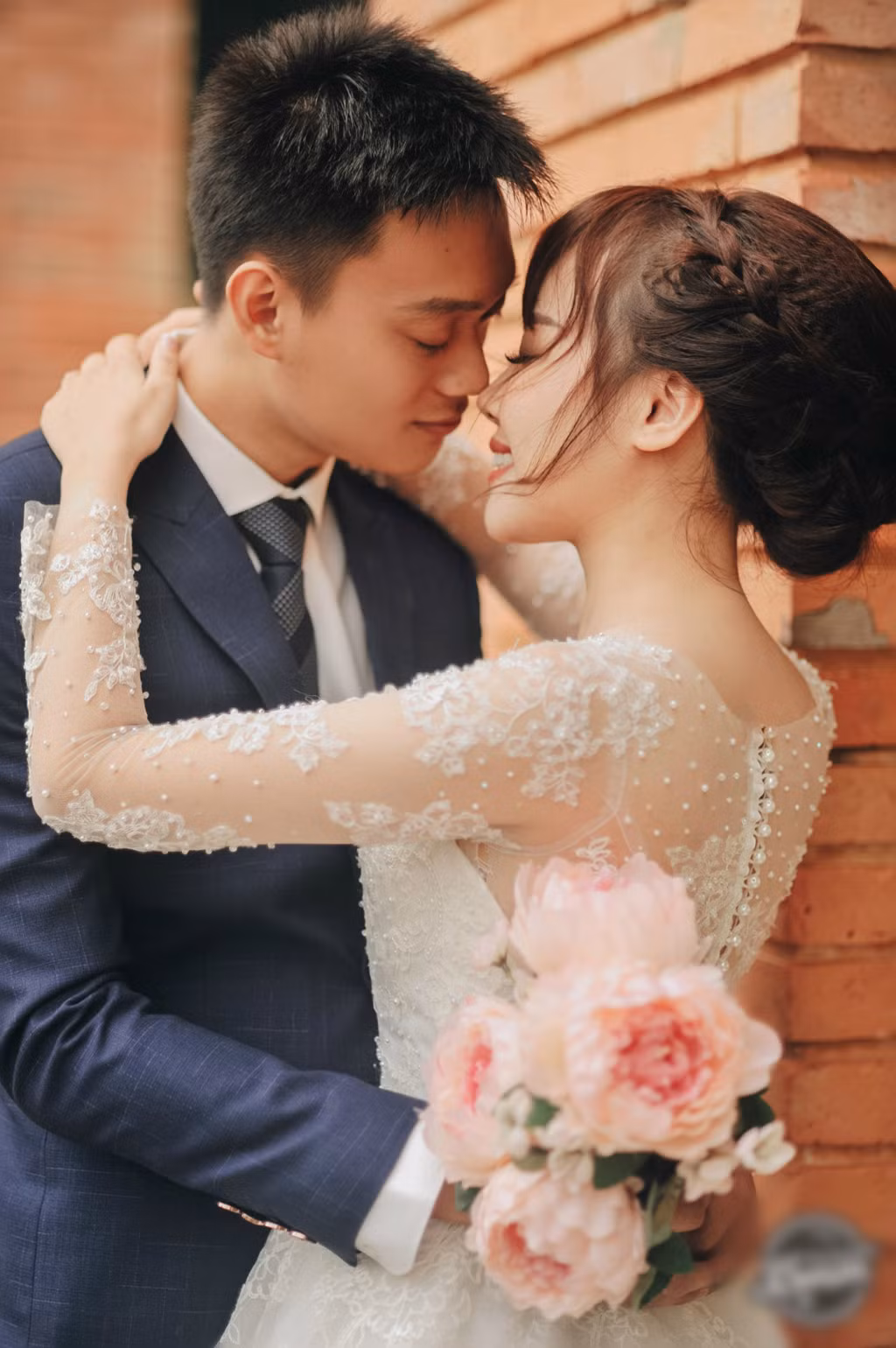 Đôi trẻ chọn "thành phố ngàn hoa" Đà Lạt để ghi dấu bộ ảnh cưới lãng mạn, ngọt ngào.