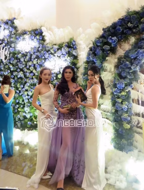 Trong đám cưới của nữ ca sĩ chuyển giới Lâm Khánh Chi, ngoài dàn sao Việt và sự xinh đẹp lộng lẫy của cô dâu, dàn khách mời đều là những người bạn thân thiết của cô thu hút sự quan tâm rất mực từ mọi ánh nhìn, không thua kém gì dàn phụ dâu trong lễ rước dâu cách đó không lâu. Họ là những cô gái chuyển giới trong trang phục dạ hội lộng lẫy khoe sắc trong không gian tiệc cưới.