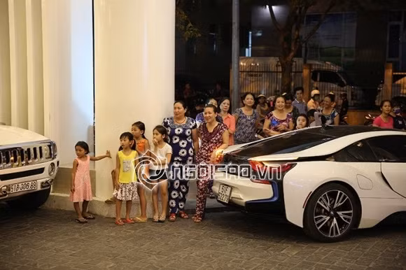 Cũng giống như họ nhà Lâm Khánh Chi, khá nhiều khán giả ở gần khu vực trung tâm tiệc cưới đã kéo đến tấp nập để theo dõi hôn lễ của nữ ca sĩ chuyển giới nổi tiếng và những khách mời toàn sao đình đám của showbiz. Họ reo hò gọi tên các khách mời mỗi khi họ bước từ xe xuống và tiến vào khu vực lễ cưới. Một số khán giả ở phía lầu trên, nơi diễn ra các sự kiện khác cũng rủ rê nhau tập trung ở hành lang cùng quan sát những diễn biến của hôn lễ.