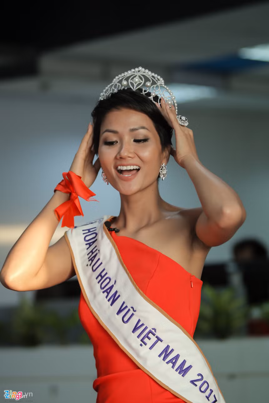 Làn da nâu khoẻ khoắn là đặc trưng của Tân Hoa hậu Hoàn vũ Việt Nam 2017.