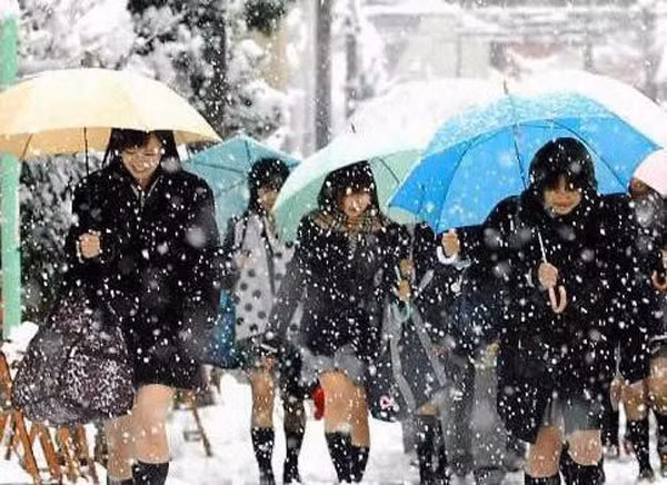 Che ô chắn tuyết rơi trắng mặt đất, những nữ sinh này vẫn hồn nhiên đương đầu với giá lạnh bằng váy đồng phục dài chưa tới đầu gối.