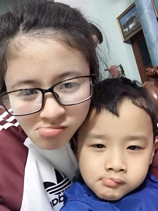 Thanh Nâm và em cũng cách nhau tới gần 1 giáp lại nhìn giống nhau thế này bảo sao đi đâu thì có đến 11/10 người nói đây là hai mẹ con.