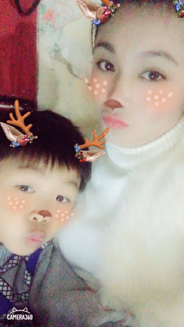 Phùng Thu Trang có em cách 18 năm. Cô bạn bế em đi chơi mà không ít người toàn hỏi Trang bao nhiêu tuổi mà con đã lớn thế này.