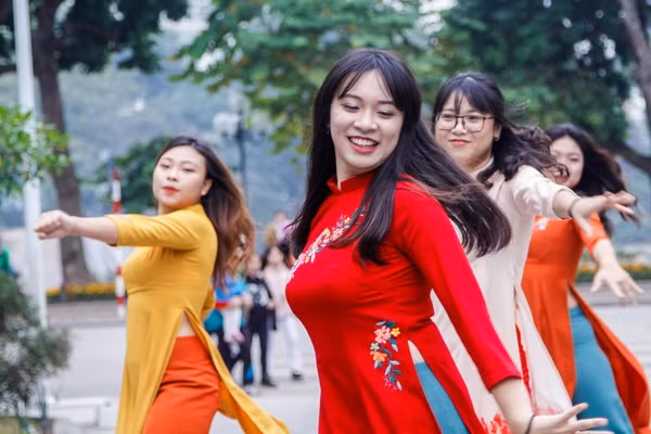 Các bạn nữ sinh trường Ngoại Thương thể hiện nét duyên dáng qua những chiếc áo dài nhiều màu sắc với những họa tiết khác nhau.