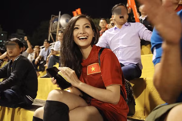Nhiều máy ảnh còn bắt được khoảnh khắc Tường Vy ngồi trên khán đài, hào hứng cổ vũ đội tuyển U23 Việt Nam trong trận đấu với U23 Malaysia.