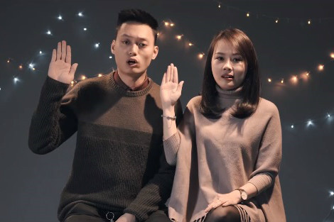 Sau màn "bắn" rap của cha mẹ hai bên, Nhật Anh Trắng - Trang Đinh cũng nhờ mọi người làm chứng cho màn tuyên thệ tình yêu đầy hài hước của mình. Ảnh cắt từ clip.