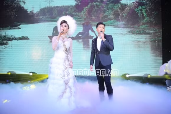 Ca khúc và cách dàn dựng như một MC ca nhạc. Lâm Khánh Chi mặc áo dài lộng lẫy, còn chồng cô tiến vào cùng ô lộng và đoàn rước dâu hoành tráng đưa cô về dinh. Điều này cũng dễ hiểu, vì Lâm Khánh Chi là ca sĩ nên máu nghệ thuật đã ăn sâu vào người cô. Chính vì thế, nữ ca sĩ muốn hôn lễ của mình đậm chất nhạc và đẹp như những thước phim.