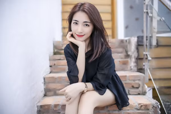 Người đầu tiên dính tin đồn tình cảm với chân sút Nghệ An là nữ ca sĩ trẻ Hòa Minzy (sinh năm 1995). Cặp đôi từng khiến người hâm mộ bất ngờ khi công khai hình ảnh khóa môi vào 2 năm trước.