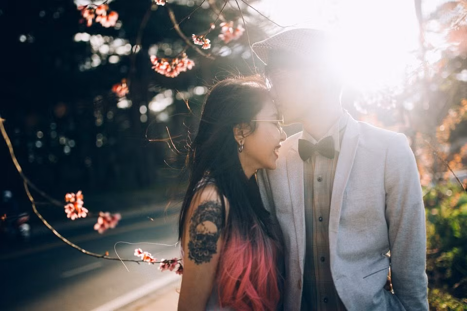 Khoảng cách tuổi tác không hề khiến cho cặp đôi này gặp khó khăn bởi cả hai luôn tạo những bất ngờ cho đối phương.