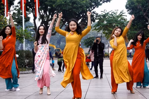 Mặc áo dài nhảy sôi động là một điều không tưởng nhưng các bạn sinh viên ĐH Ngoại Thương đã khiến thử thách này trở nên dễ dàng.