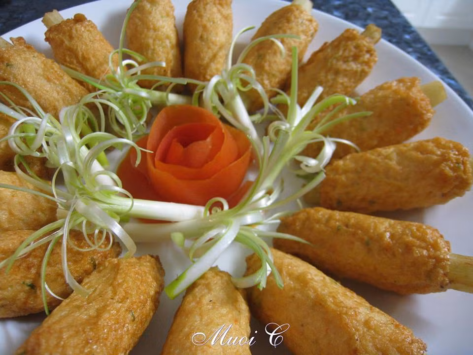  Nguyên liệu làm chạo tôm: -1 kg tôm -1 lòng trắng trứng gà -1 thìa cà phê bột tỏi -1 thìa cà phê tiêu -1 thìa cà phê đường -1 thìa cà phê bột ngọt -1/2 thìa cà phê muối -2 thìa canh (40 ml) bột bắp -2 thìa canh dầu ăn (không dùng dầu ô liu) -5 gốc hành lá có một chút phần màu xanh của lá hành, cắt nhỏ -16 khúc mía chẻ nhỏ bằng ngón tay cái, dài 14 cm