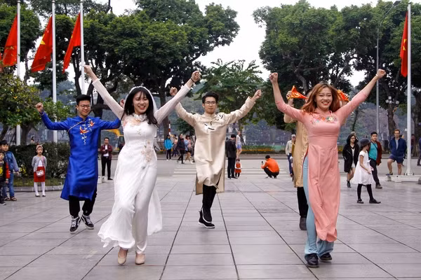 Sự kết hợp giữa các màn vũ đạo hip hop hiện đại với tà áo dài, đại diện cho sự pha trộn giữa hiện đại và truyền thống.