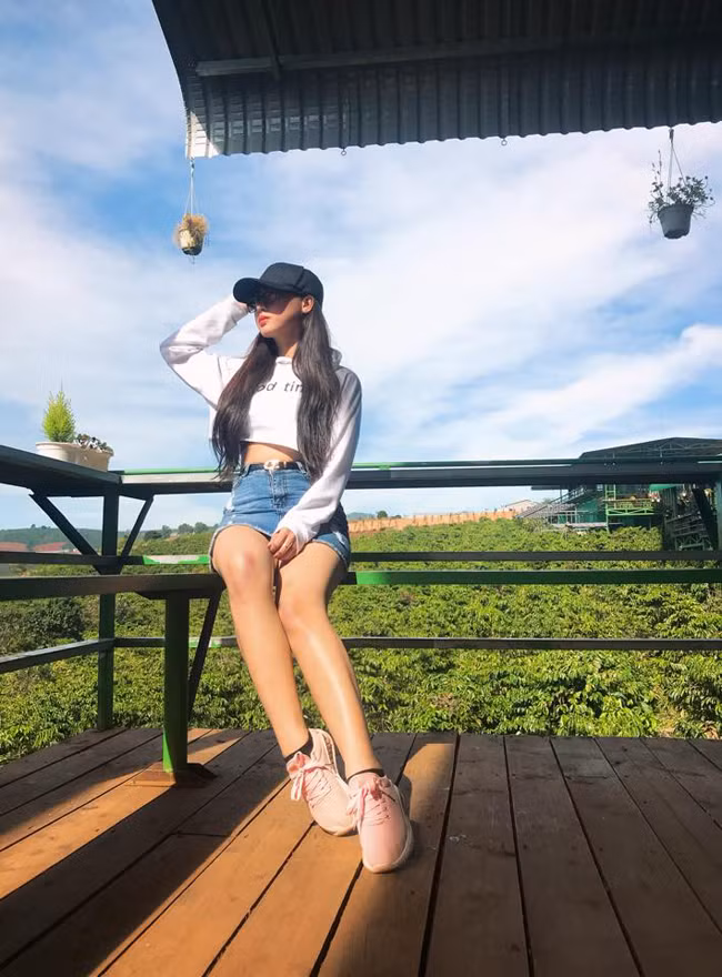 Huỳnh Mai ngoài đời xinh đẹp và gợi cảm. Vóc dáng nóng bỏng của người đẹp Cần Thơ được khen ngợi hết lời.