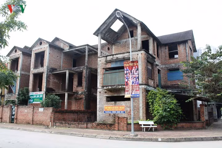 Dự án khu nhà ở và công trình công cộng nằm ở vị trí đắc địa trên mặt đường Phạm Văn Đồng (Hà Nội) đã vi phạm những quy định của pháp luật về đất đai và Luật Xây dựng.