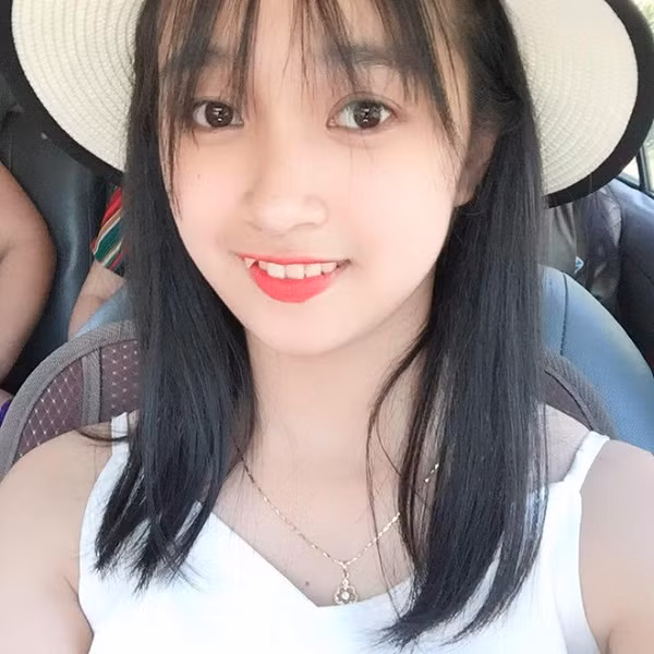 Ngay khi xuất hiện trên một trang fanpage lớn, nữ công an trẻ này khiến bao chàng ngẩn ngơ và được nhiều người ưu ái đặt biệt danh ' hot girl công an'.