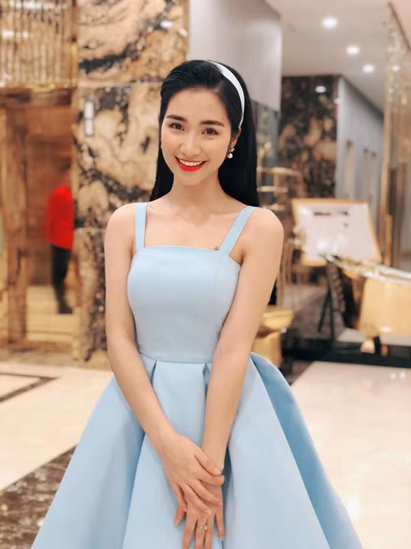 Cùng lúc đó, chuyện tình cảm của hai người từng là đề tài tốn nhiều giấy mực của báo giới khi Hòa Minzy để lộ hình xăm có tên của Công Phượng trên ngực.