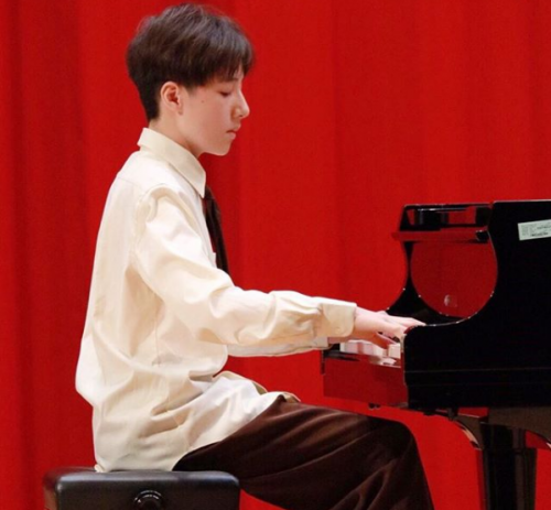 Chưa dừng lại ở ngoại hình, Peter còn khiến Hội chị em phát cuồng vì sở hữu khối tài lẻ khác. Đó là bơi lội, chơi piano và cả violin. Trên Instagram, Peter đăng rất nhiều ảnh ghi lại cuộc sống hàng ngày của mình, ở hồ bơi, lớp học nhạc, ở nhà… Có thể thấy, Peter là một thiếu niên rất ham học hỏi và cực kỳ nghiêm túc với những gì mình đang theo đuổi.