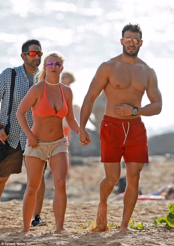 Cặp đôi này nắm tay nhau ngọt ngào trong lúc di chuyển.