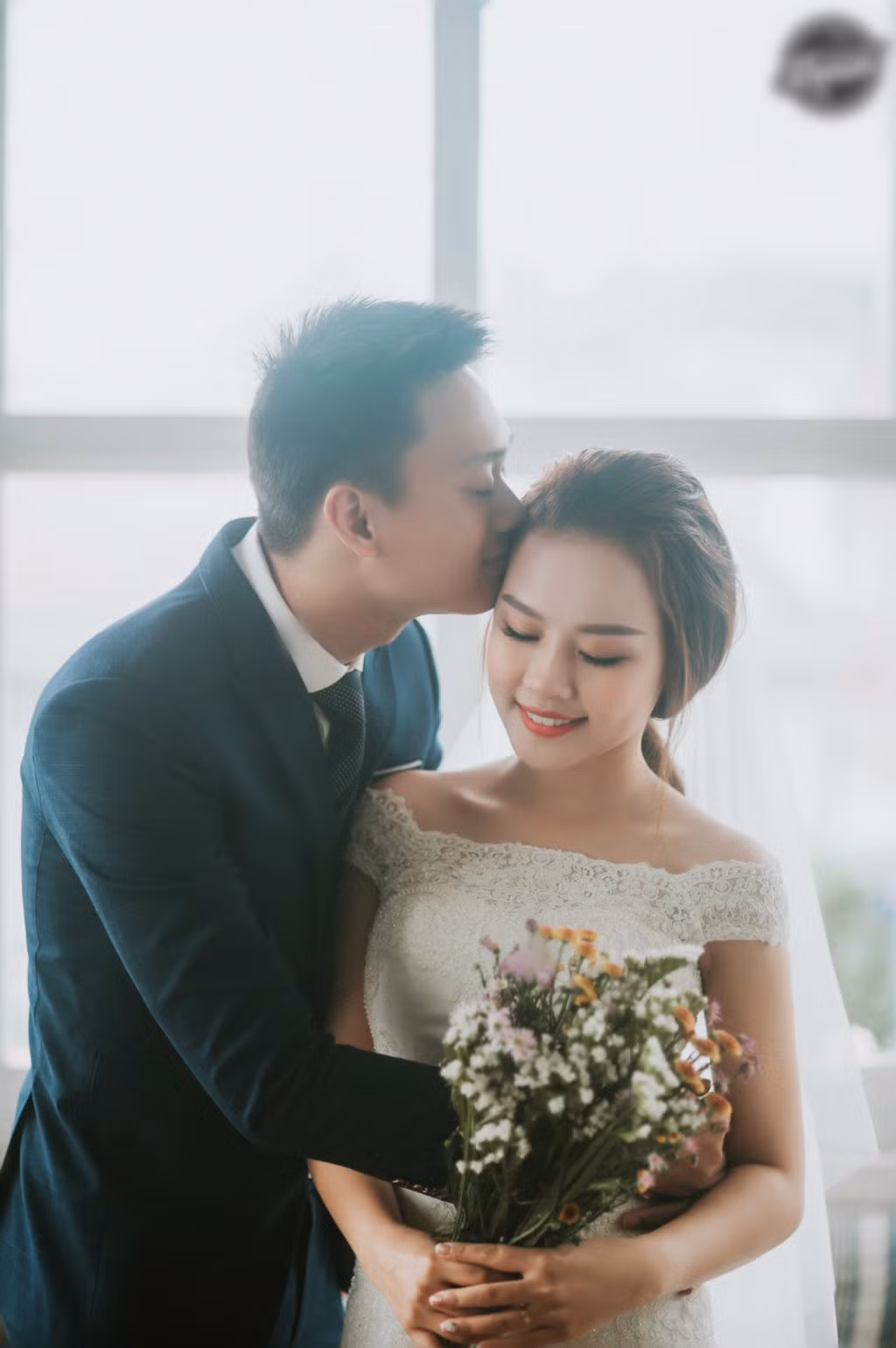 Khác với vẻ "lầy lội thường ngày", cả Nhật Anh và Trang Đinh đều khá nhập tâm trước ống kính và dành cho nhau những cử chỉ âu yếm.