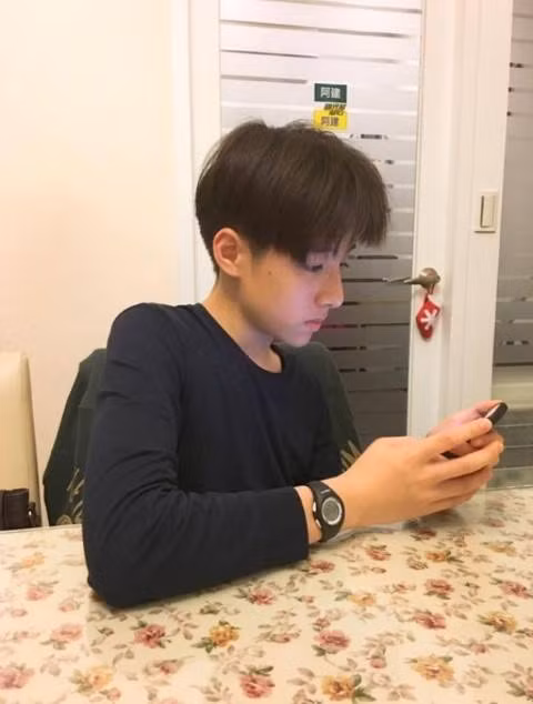 Ngay từ những bức ảnh đầu tiên, ai cũng phải thừa nhận, cậu bé này 'đẹp trai quá trời quá đất'. Làn da trắng mịn, hồng hào, gương mặt góc cạnh nam tính, mũi cao - những ưu điểm này đã khiến Peter sở hữu cả góc nghiêng và góc thẳng rất hoàn hảo.