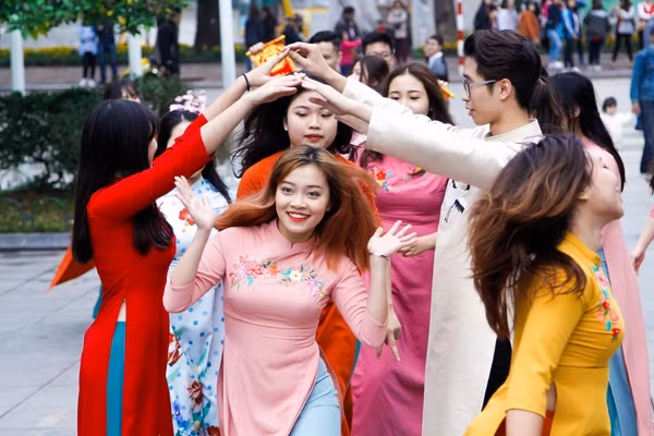 Đây là những tà áo dài nằm trong bộ sưu tập được lấy cảm hứng từ mùa xuân đầy hứng khởi của Áo dài thêu tay Tulip với những thiết kế có họa tiết đơn giản, nhẹ nhàng, tinh tế và vui tươi.