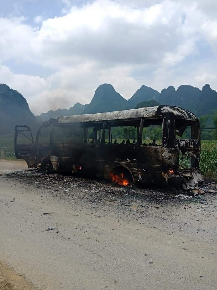 Xe bus boc chay du doi, hanh khach bo chay tan loan