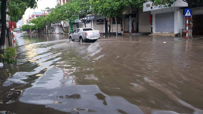 Trên địa bàn TP Thái Nguyên cũng diễn ra mưa lớn gây ngập úng cục bộ tại một số tuyến đường khu vực trung tâm thành phố, như đường Minh Cầu; cụm công nghiệp số 2, thuộc tổ 12, phường Tân Lập; Trường THPT Sư phạm và khu dân cư số 3, thuộc phường Quang Trung; khu vực tổ 13, phường Gia Sàng... ảnh hưởng sinh hoạt và đi lại của người dân.