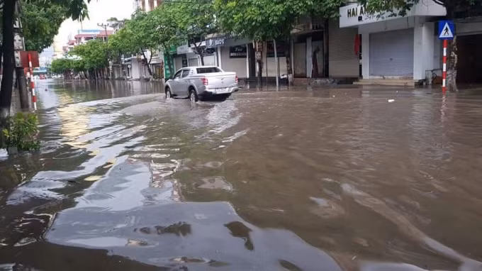 Trên địa bàn TP Thái Nguyên cũng diễn ra mưa lớn gây ngập úng cục bộ tại một số tuyến đường khu vực trung tâm thành phố, như đường Minh Cầu; cụm công nghiệp số 2, thuộc tổ 12, phường Tân Lập; Trường THPT Sư phạm và khu dân cư số 3, thuộc phường Quang Trung; khu vực tổ 13, phường Gia Sàng... ảnh hưởng sinh hoạt và đi lại của người dân.