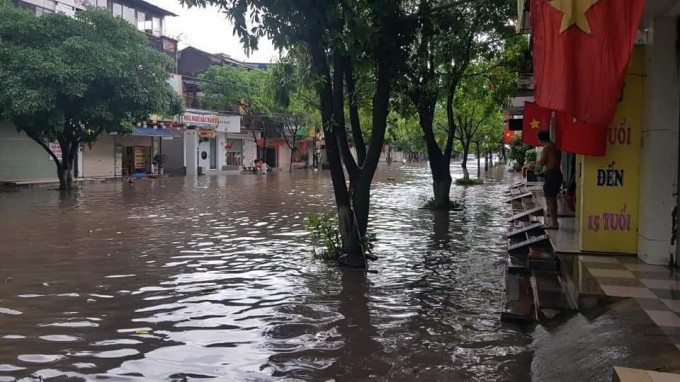 Một số ngầm tràn trên địa bàn hai huyện Định Hóa và Đại Từ bị ngập sâu, nước chảy xiết, nhiều điểm không thể đi lại được; một số diện tích lúa, hoa màu ở vùng trũng thấp bị ngập úng.